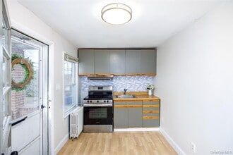 23 Pleasant Ave in Port Washington, NY - Building Photo - Building Photo