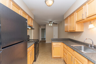 Andover Apartments in Toledo, OH - Building Photo - Interior Photo