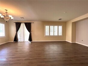 7043 Somera Way in Las Vegas, NV - Foto de edificio - Building Photo