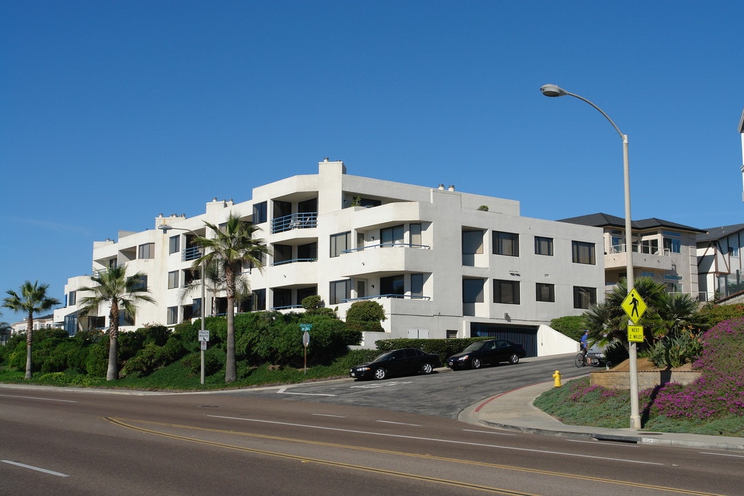 111 Tamarack Ave in Carlsbad, CA - Building Photo