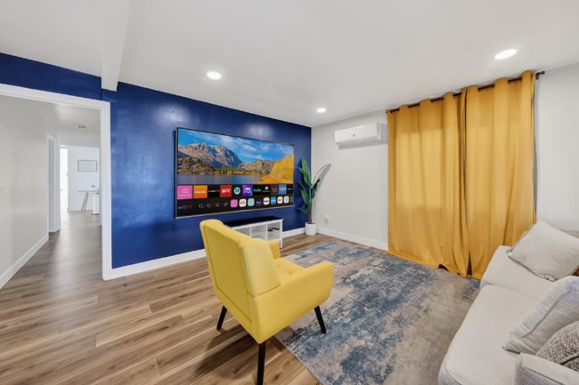 225 S Main St in Placentia, CA - Foto de edificio - Building Photo