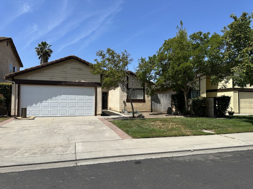 541 San Vincente Ct in Modesto, CA - Building Photo