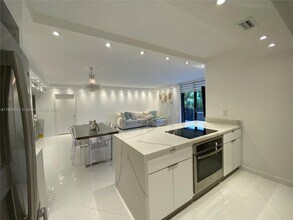 121 Crandon Blvd in Key Biscayne, FL - Building Photo - Building Photo