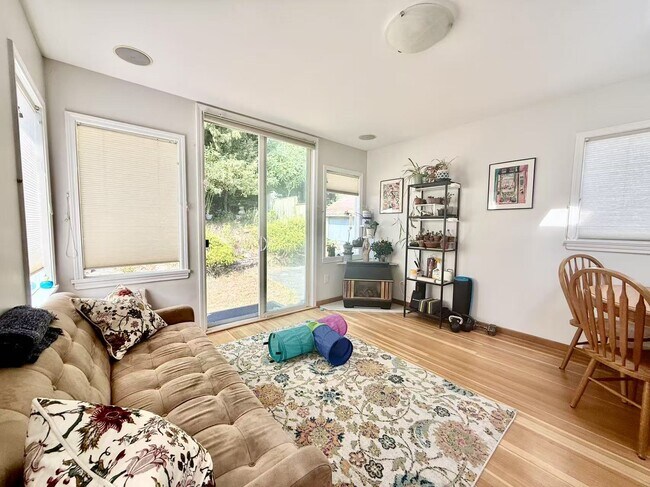 4955 Marine Dr in Burnaby, BC - Building Photo - Building Photo