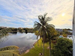 9357 Fontainebleau Blvd in Miami, FL - Building Photo - Building Photo