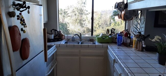 5125 Fontaine St, Unit 205 in San Diego, CA - Foto de edificio - Building Photo