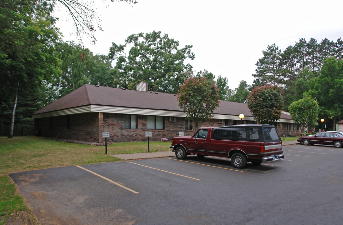 30926 Finch Ave in Stacy, MN - Foto de edificio