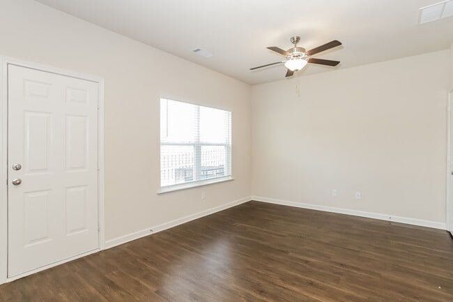 402 Highwood Ln in East Point, GA - Building Photo - Building Photo