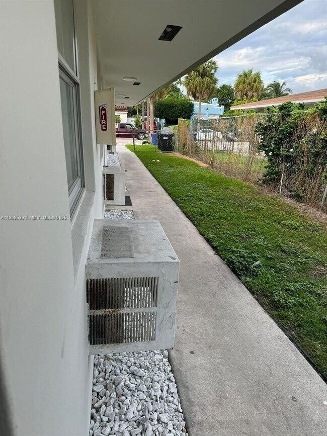 15941 NE 18th Pl in North Miami Beach, FL - Building Photo - Building Photo