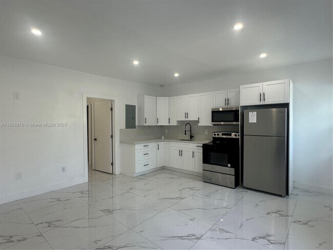 1700 Thomas St in Hollywood, FL - Building Photo - Building Photo