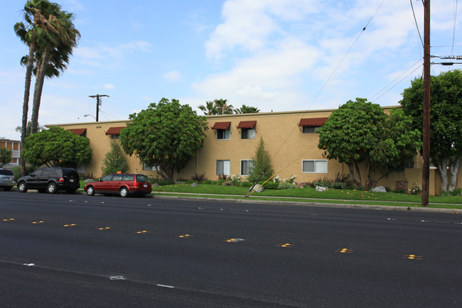 15120 Woodruff Apartments in Bellflower, CA - Building Photo - Building Photo