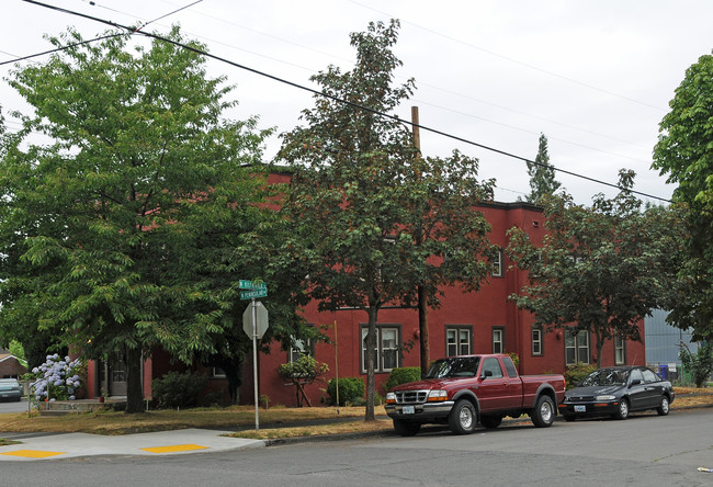 8204 N Peninsular Ave in Portland, OR - Building Photo - Building Photo