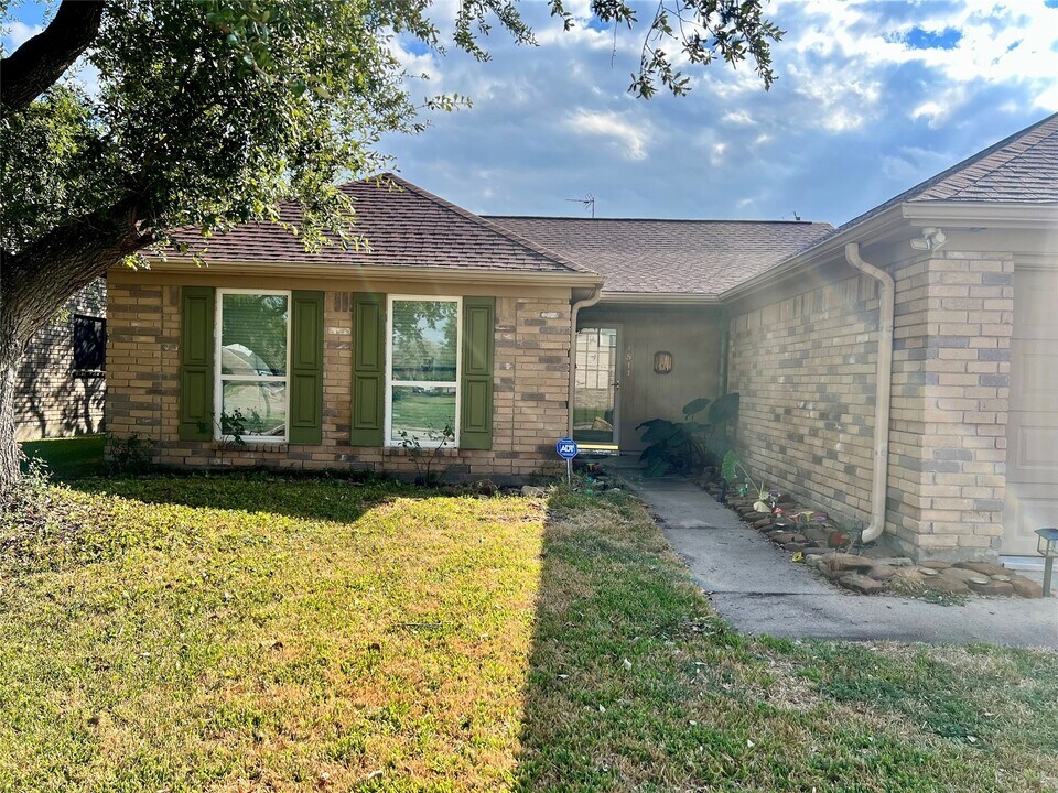 1511 Brook Meadow Dr in La Porte, TX - Building Photo