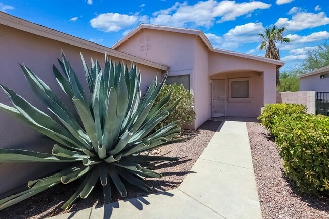 8256 S Vía Del Forjador in Tucson, AZ - Building Photo - Building Photo