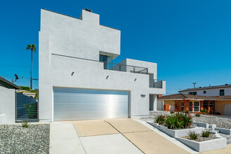 700 Taper Dr in Seal Beach, CA - Building Photo - Building Photo