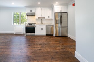 159 Boston Post Rd in East Lyme, CT - Building Photo - Building Photo