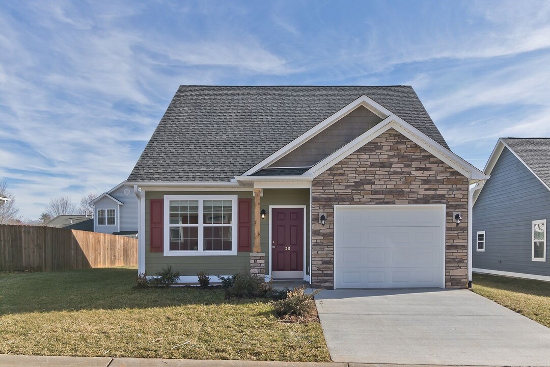 38 Hyde Park Pl in Arden, NC - Building Photo