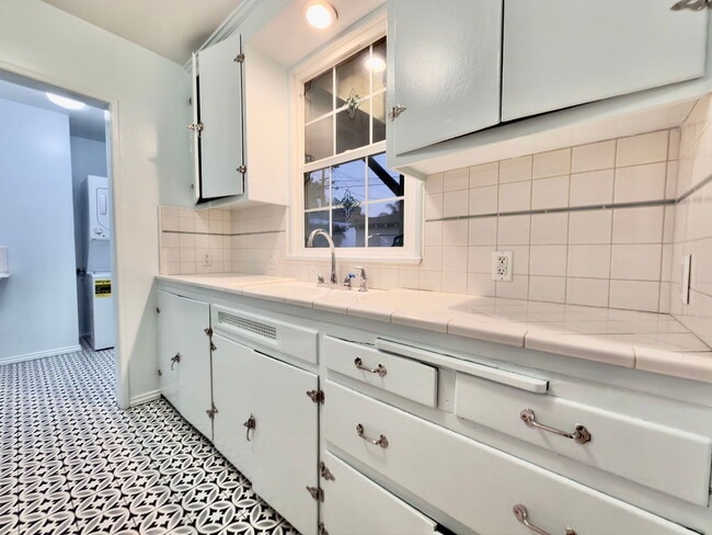 1232 Ridgeley Dr in Los Angeles, CA - Building Photo - Building Photo