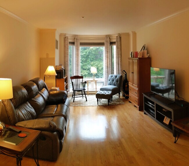 2 Saint Paul St, Unit #309 in Brookline, MA - Foto de edificio - Building Photo