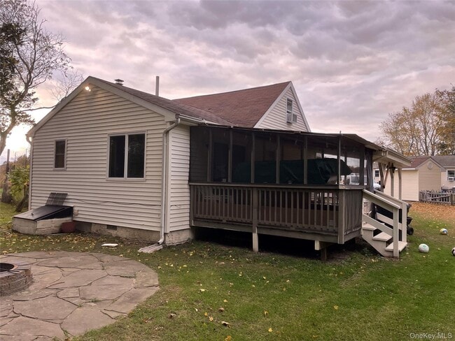 484 Moriches-Middle Island Road in Manorville, NY - Foto de edificio - Building Photo