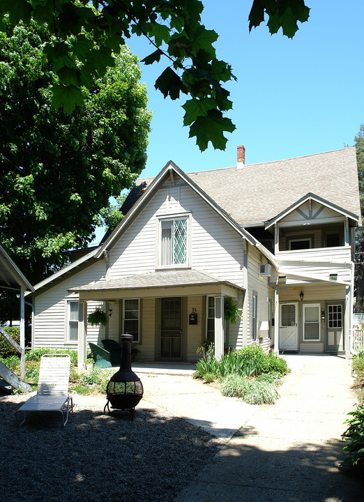 117 White St in Saratoga Springs, NY - Foto de edificio