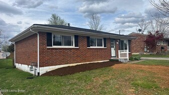 6315 Red Spruce Dr in Louisville, KY - Building Photo