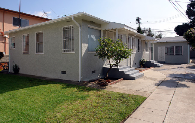 240 N Locust St in Inglewood, CA - Building Photo - Building Photo