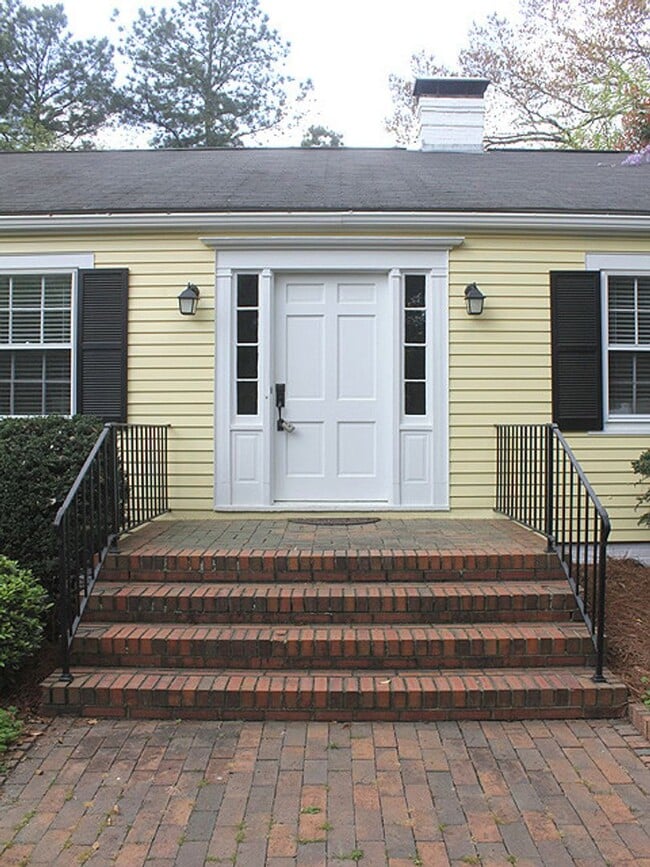 427 W Cameron Ave in Chapel Hill, NC - Building Photo - Building Photo
