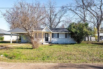 208 N Coleman St in Mabank, TX - Foto de edificio - Building Photo