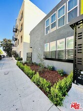 6244 De Longpre Ave in Los Angeles, CA - Foto de edificio - Building Photo