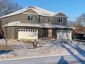 200 Chalet Dr, Unit 200 in Stoughton, WI - Building Photo - Building Photo