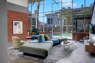 Pavilions on Central Apartments in Phoenix, AZ - Foto de edificio - Building Photo