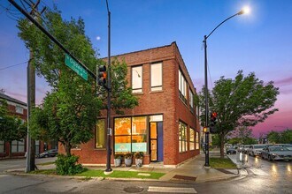 300 N Ogden Ave in Chicago, IL - Foto de edificio - Building Photo