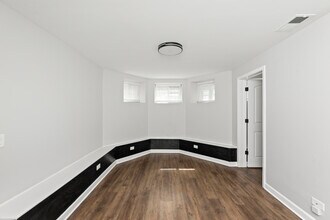 1040 W School St, Unit 1F in Chicago, IL - Building Photo - Building Photo