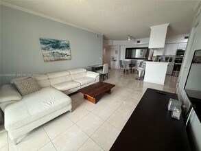 17150 N Bay Rd in Sunny Isles Beach, FL - Foto de edificio - Building Photo