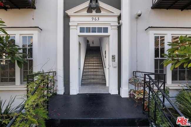 965 N Doheny Dr in West Hollywood, CA - Foto de edificio - Building Photo