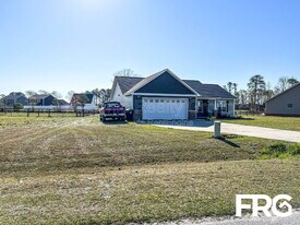200 Willow Pond Dr in La Grange, NC - Building Photo