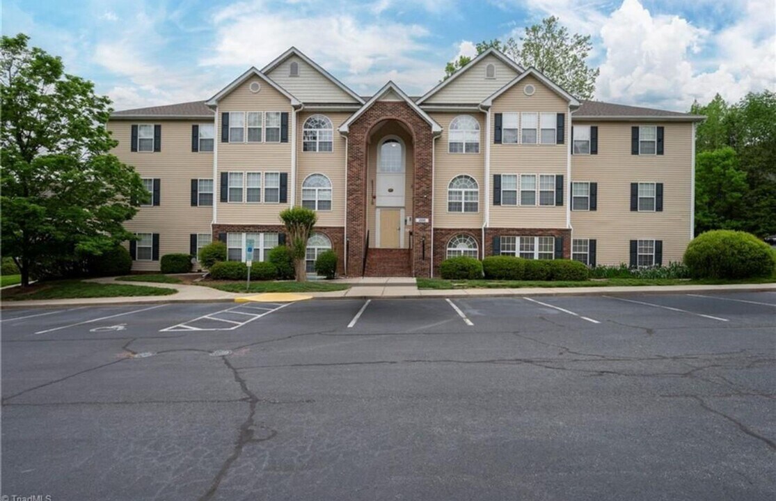 2031 Salem Bluff Dr in Winston-Salem, NC - Building Photo