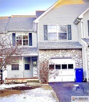 162 Salem Rd in North Brunswick, NJ - Building Photo