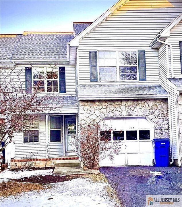 162 Salem Rd in North Brunswick, NJ - Building Photo