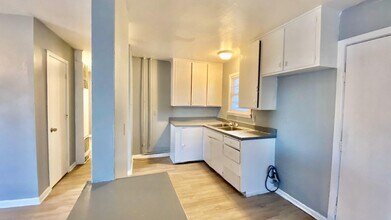 2448 E 30th St in Lubbock, TX - Foto de edificio - Building Photo