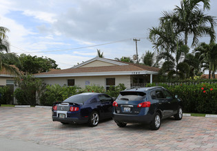 1336-1342 Holly Heights Dr in Fort Lauderdale, FL - Building Photo - Building Photo