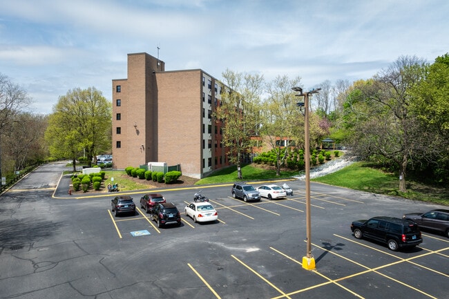 Riveredge Village Apartments in Providence, RI - Foto de edificio - Building Photo