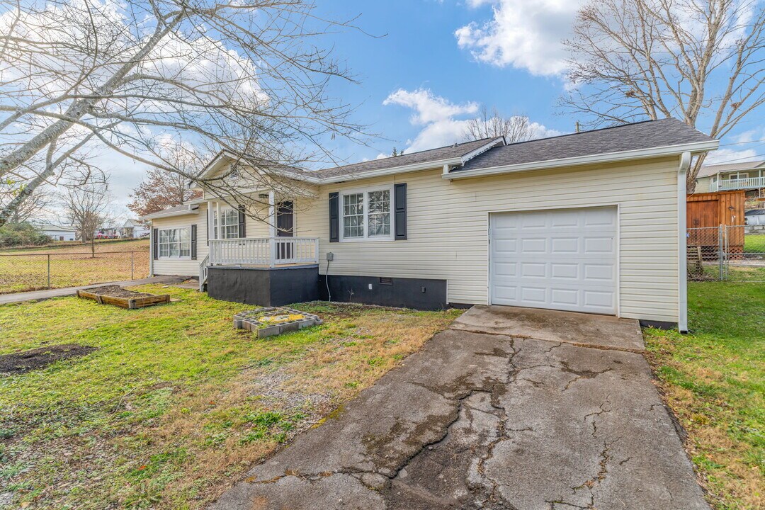 2407 Webster Ct in Maryville, TN - Building Photo