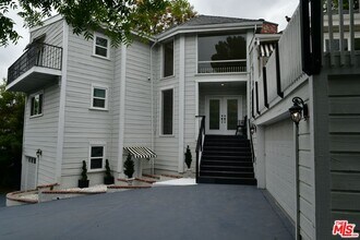 19555 Oxnard St in Los Angeles, CA - Building Photo - Building Photo