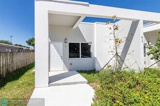 817 NW 7th Ave in Hallandale Beach, FL - Building Photo - Building Photo