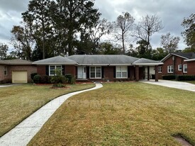 11 Linden Dr in Savannah, GA - Foto de edificio - Building Photo