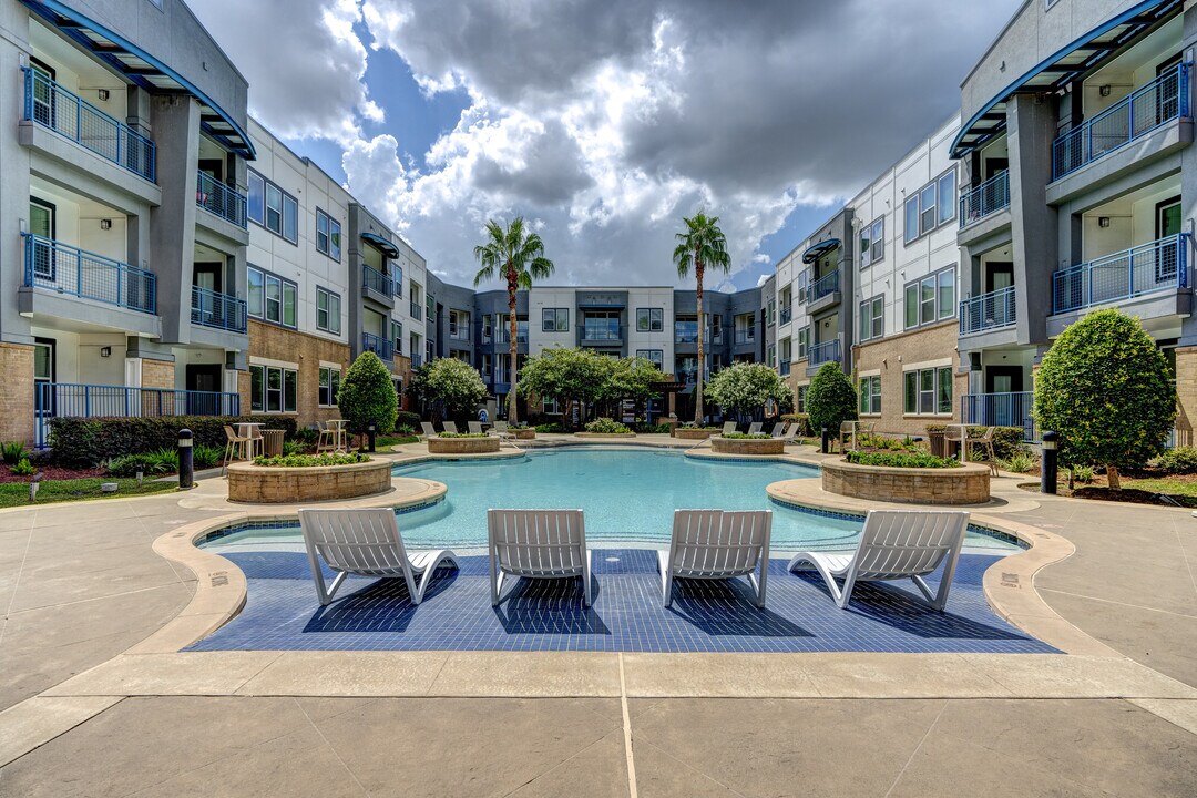 Flats on Tanglewilde in Houston, TX - Foto de edificio