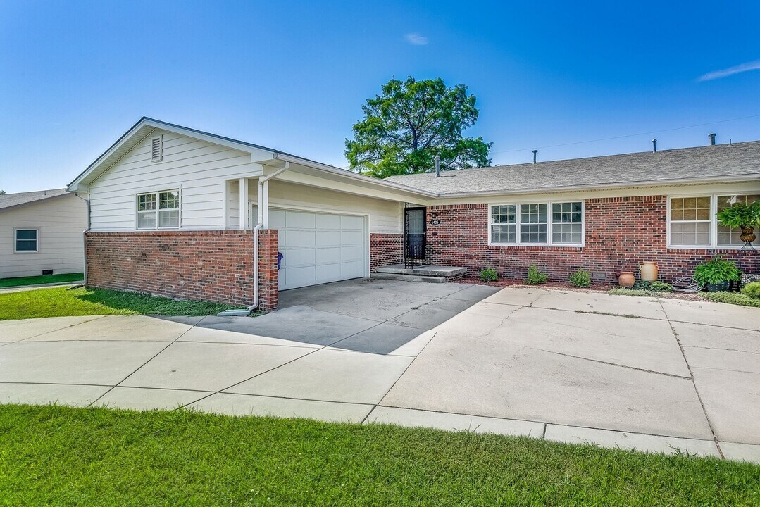 6425 E 14th St N in Wichita, KS - Foto de edificio