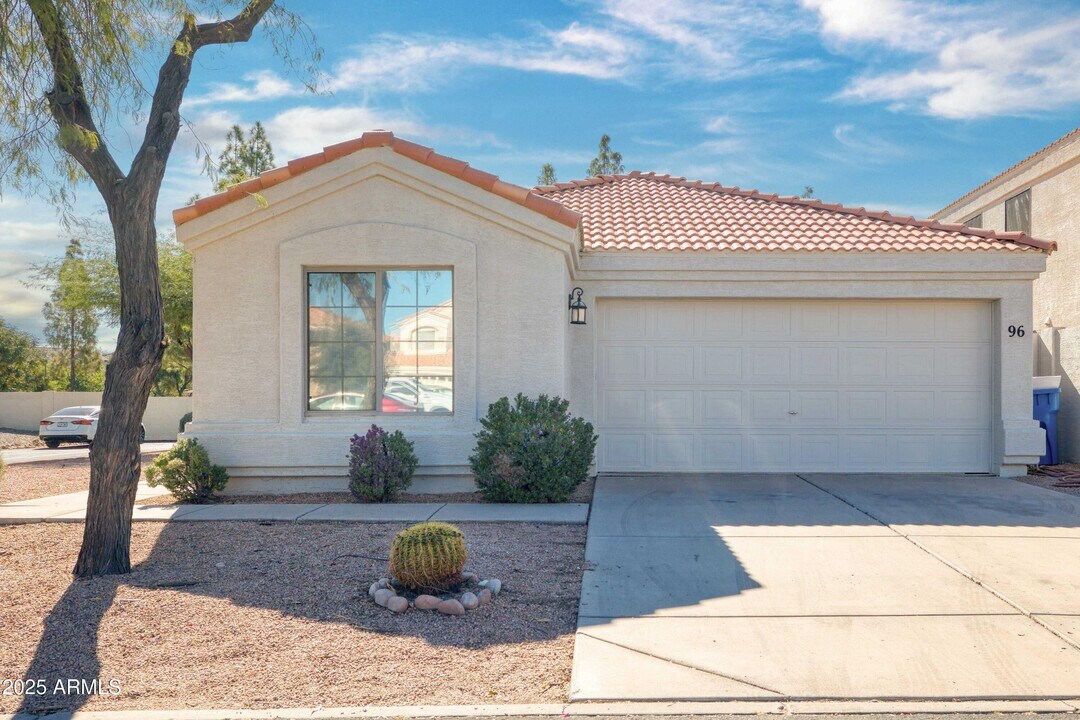 250 W Juniper Ave in Gilbert, AZ - Building Photo